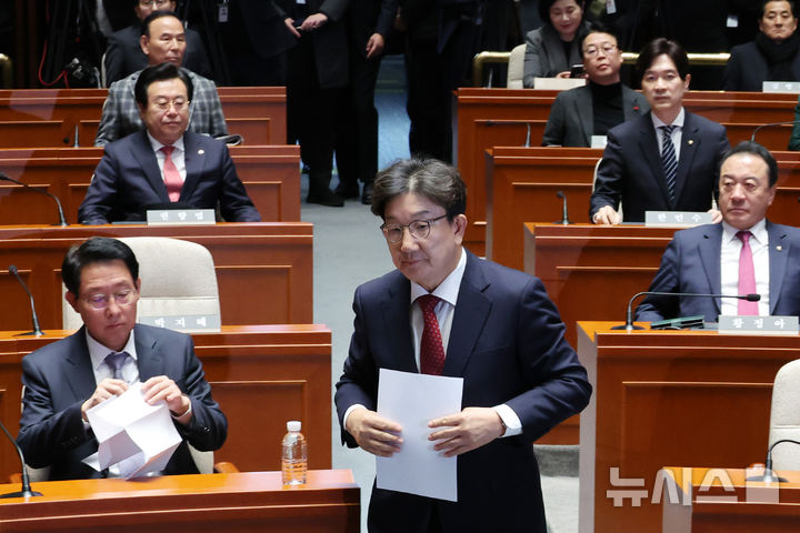 [서울=뉴시스] 조성우 기자 = 권성동(가운데) 국민의힘 당 대표 권한대행 겸 원내대표가 지난 18일 오후 서울 여의도 국회에서 열린 의원총회에서 발언대로 향하고 있다. 2024.12.18. xconfind@newsis.com