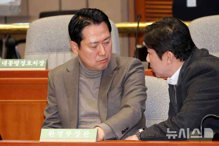 [서울=뉴시스] 조성우 기자 = 장동혁(왼쪽) 국민의힘 의원과 진종오 의원이 18일 오후 서울 여의도 국회에서 열린 의원총회에서 대화하고 있다. 2024.12.18. xconfind@newsis.com