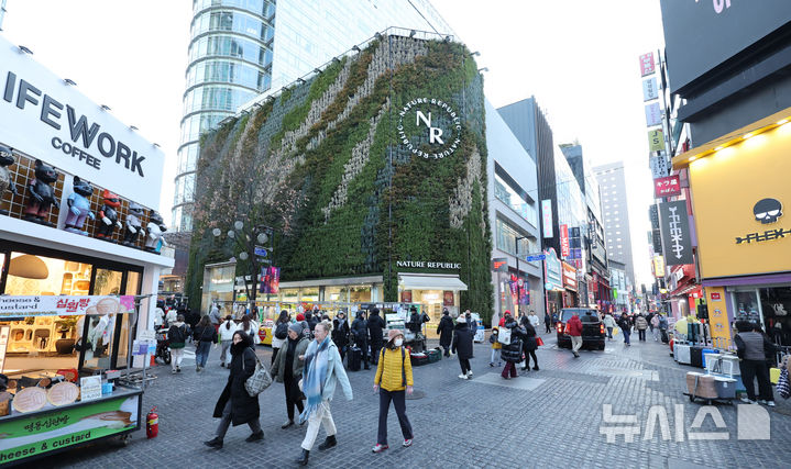 [서울=뉴시스] 황준선 기자 = 사진은 이날 서울 중구 명동 네이처리퍼블릭 부지 모습. 2024.12.18. hwang@newsis.com