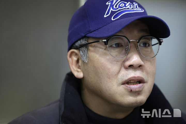 [서울=뉴시스] 최동준 기자 = '윤석열즉각퇴진·사회대개혁 비상행동'의 김지호(52) 행사기획팀장이 17일 서울 광화문에서 뉴시스와 인터뷰를 하고 있다. 2024.12.18. photocdj@newsis.com