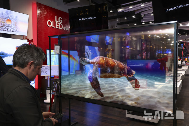 [로스앤젤레스=AP/뉴시스] 18일(현지시각) 미 캘리포니아주 로스앤젤레스의 '비디오 앤 오디오' 센터에서 LG전자가 세계 최초로 출시한 무선·투명 OLED TV 'LG 시그니처 올레드 T'가 공개되고 있다. 이 TV는 간편한 리모컨 조작만으로 스크린 반대편이 비치는 '투명 모드'로 전환할 수 있으며, 무선 AV 전송 솔루션을 통해 공간 개방감을 극대화해 공간 디자인에 새로운 가능성을 제시했다는 평을 받고 있다. 2024.12.19.