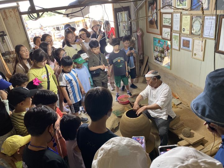 [서울=뉴시스] 생생 국가유산 – 외고산 옹기장! 시간의 맛을 선물하다(울산 울주군) (사진=국가유산청 제공) 2024.12.19. photo@newsis.com *재판매 및 DB 금지