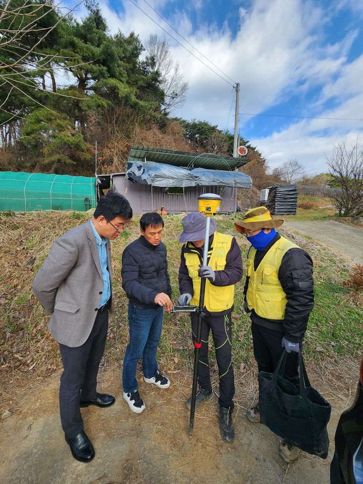 [청양=뉴시스] 조명휘 기자 = 청양군 2024 지적재조사사업 현장에서 경계 설정 관련 상담이 이뤄지고 있다. (사진= 청양군 제공) 2024.12.19. photo@newsis.com *재판매 및 DB 금지