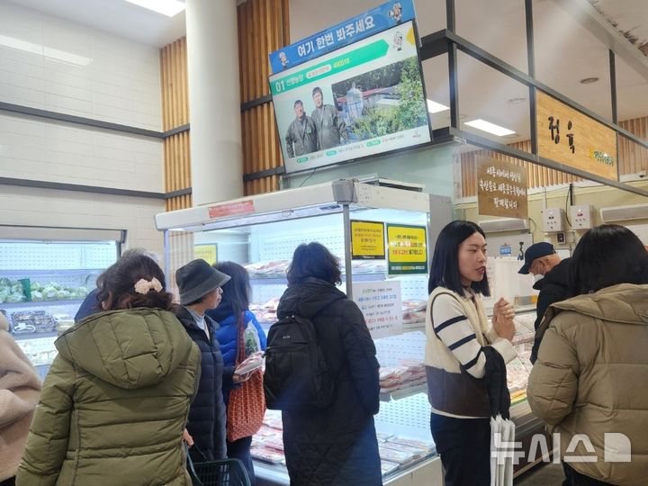 [세종=뉴시스]축산물품질평가원은 소비자가 더 쉽고 빠르게 축산물의 정보를 확인할 수 있도록 세종로컬푸드직매장에서 '이력정보 큐알코드 표시 서비스'와 '얼굴 있는 축산물 서비스'를 시범 운영한다.(사진=축평원 제공)