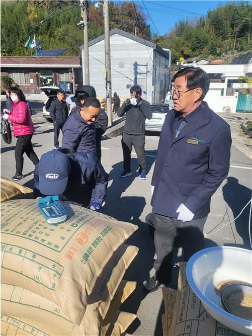 [진주=뉴시스]진주 진양농협, 찰벼 등 자체수매 모습.(사진=진양농협 제공).2024.12.19.photo@newsis.com *재판매 및 DB 금지