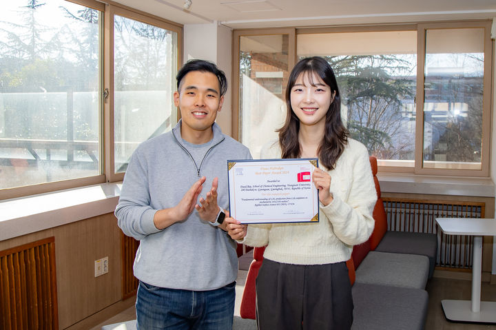 [경산=뉴시스] 영남대학교는 화학공학부 대학원생 배다솔(오른쪽) 학생이 2024 Frans Habraken Best Paper Award를 수상했다고 19일 밝혔다. (사진=영남대 제공) 2024.12.19. photo@newsis.com *재판매 및 DB 금지