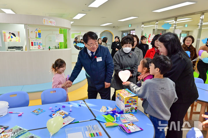 [부산=뉴시스] 18일 오후 부산 서구 부민동복합센터의 돌봄센터에서 공한수 구청장이 직원과 초등학생을 만나고 있다. (사진=서구 제공) 2024.12.18. photo@newsis.com