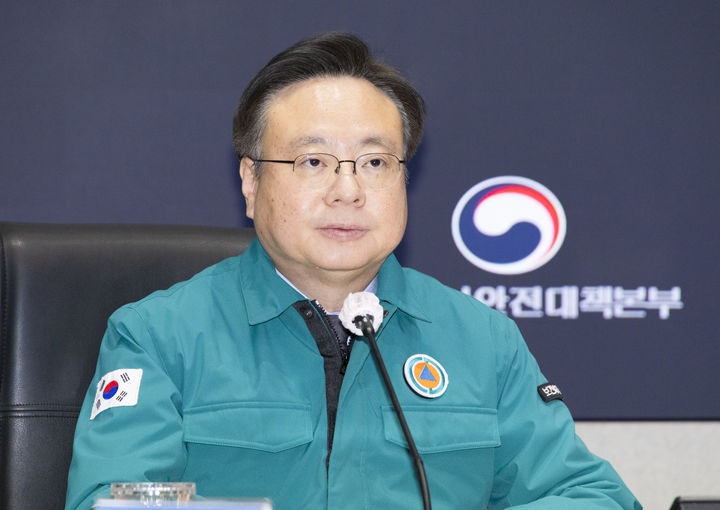 [세종=뉴시스] 조규홍 보건복지부 장관은 19일 정부서울청사에서 의사 집단행동 중앙재난안전대책본부 회의를 주재했다.(사진=보건복지부) *재판매 및 DB 금지