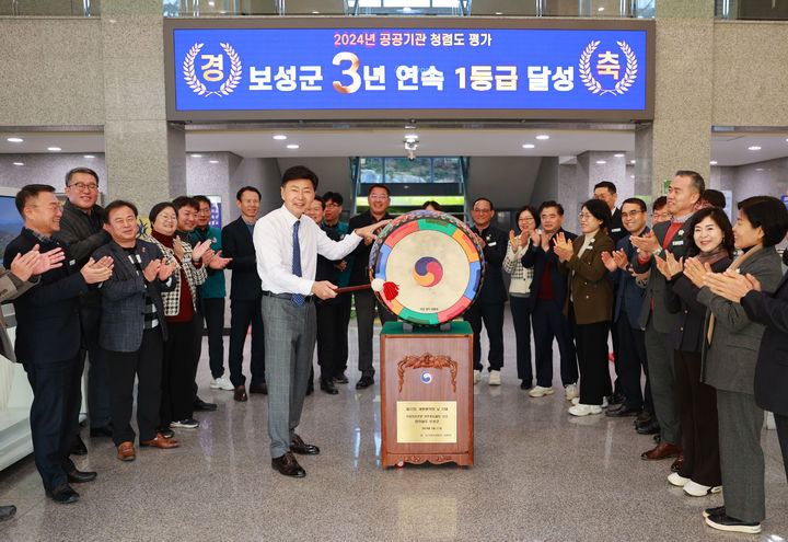 [보성=뉴시스] 19일 오전 김철우 전남 보성군수가 청사 1층에서 2024 공공기관 종합청렴도 3년 연속 1등급 달성을 축하하며 청렴신문고를 두드리고 있다. (사진 = 보성군 제공). 2024.12.19. photo@newsis.com *재판매 및 DB 금지