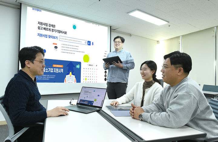 [수원=뉴시스] 경기기업비서 이용 모습. (사진=경과원 제공) 2024.12.19. photo@newsis.com *재판매 및 DB 금지