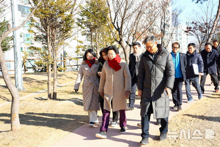 [이천=뉴시스] 김경희 시장이 온천공원 '무장애 나눔길 조성' 사업을 완료하고 공원 내에서 걷기 체험을 하고 있다 (사진=이천시 제공) 2024.12.19.photo@newsis.com