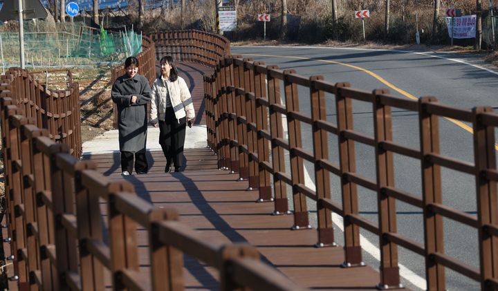 [대전=뉴시스] 조명휘 기자 = 대전 도구 비룡동 줄골에서 새동네까지 이어지는 대청호수로 측도 1단계 구간 정비사업이 완료돼 시민들이 데크길을 걷고 있다. (사진= 동구청 제공) 2024.12.19. photo@newsis.com *재판매 및 DB 금지