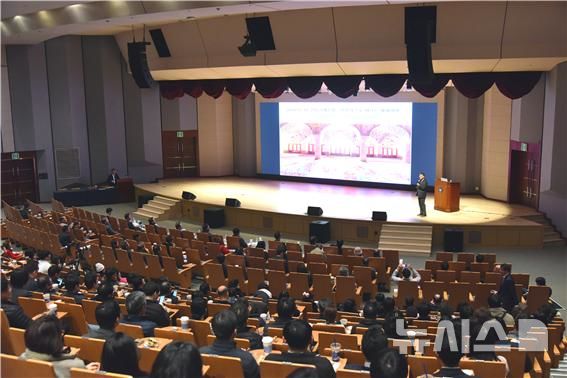 [서울=뉴시스] 이희수 교수가 인문학 강좌를 진행하고 있다.