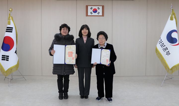 [수원=뉴시스] 19일 애국지사 고 주배희 선생과 고 김성재 선생의 유족에게 독립유공자 포상을 전수하고 있다. (사진=경기동부보훈지청 제공) 2024.12.19. photo@newsis.com *재판매 및 DB 금지