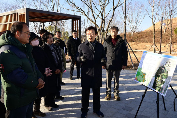 [진주=뉴시스]진주시, 장재공원 조성 현장점검.(사진=진주시 제공).2024.12.19.photo@newsis.com *재판매 및 DB 금지