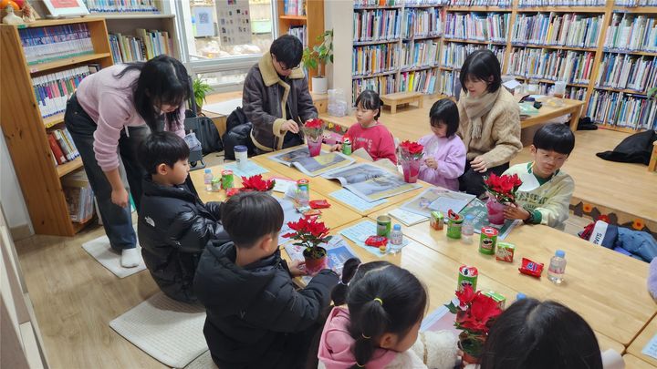 서울시립대학교 서비스러닝 과학기술글쓰기·인문사회글쓰기 수강생들이 어린이도서관 꿈틀 프로그램을 진행하고 있다. (사진=서울시립대 제공) *재판매 및 DB 금지