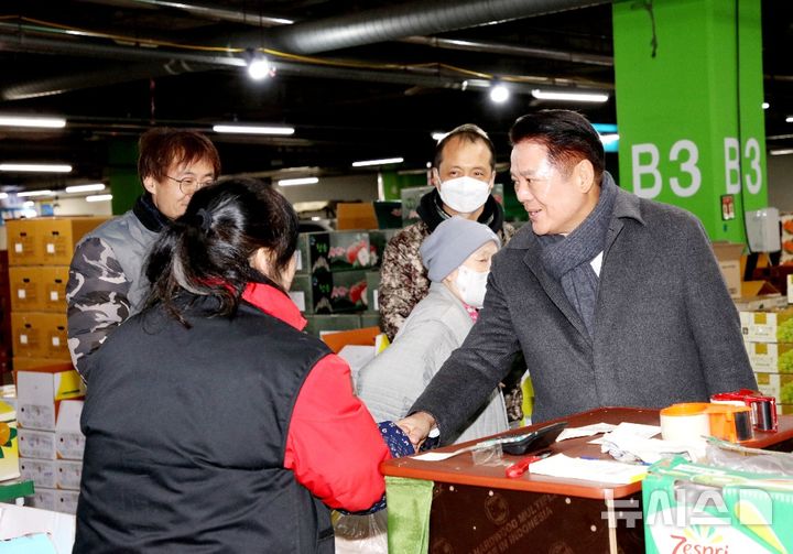 [안양=뉴시스] 최대호 시장이 안양농수산물도매시장 자율구매 캠페인에 참여한 가운데 도매시장을 방문해 상인들을 격려하고 있다. (사진=안양시 제공). 2024.12.19.photo@newsis.com