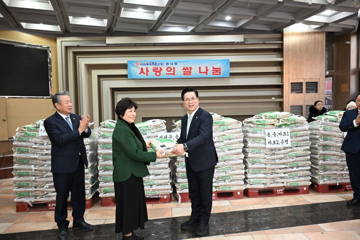 [서울=뉴시스] 여의도순복음교회 사랑의 쌀 1200포대 전달 (사진=여의도순복음교회 제공) 2024.12.19. photo@newsis.com *재판매 및 DB 금지