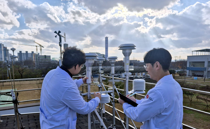 [광주=뉴시스] 광주보건환경연구원들이 광주시내에 설치한 도시대기측정소에서 미세먼지 농도를 측정하고 있다. (사진=보건환경연구원 제공) photo@newsis.com *재판매 및 DB 금지