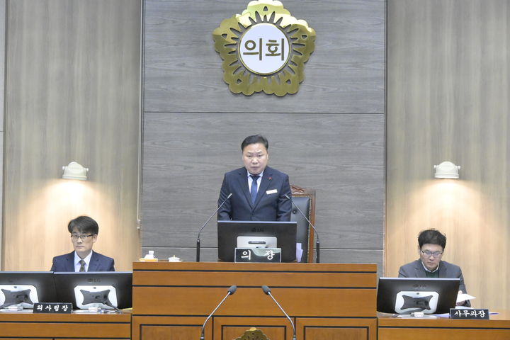 [순창=뉴시스] 19일 열린 순창군의회의 제201회 임시회 제2차 본회의, 손종석 의장이 폐회를 선언하고 있다. *재판매 및 DB 금지