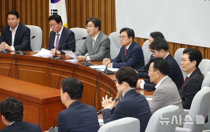 [서울=뉴시스] 권창회 기자 = 권성동 국민의힘 당대표 권한대행 겸 원내대표가 19일 오전 서울 여의도 국회에서 열린 원내대책회의에서 발언하고 있다. 2024.12.19. kch0523@newsis.com