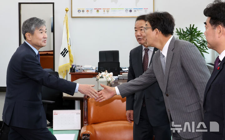 [서울=뉴시스] 조성우 기자 = 조태용(왼쪽) 국가정보원장이 19일 오전 서울 여의도 국회에서 권성동 국민의힘 당 대표 권한대행 겸 원내대표와 인사하고 있다. 2024.12.19. xconfind@newsis.com