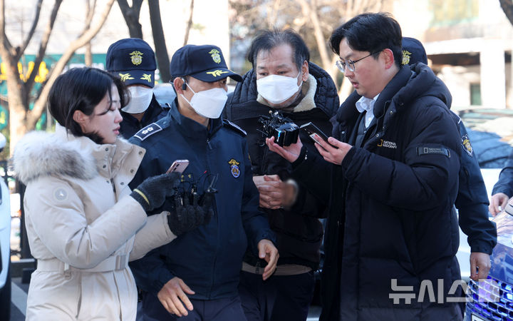 [서울=뉴시스] 김선웅 기자 = 무속인 건진법사로 알려진 전성배 씨가 19일 서울 양천구 서울남부지방법원에서 열린 정치자금법 위반 혐의 영장실질심사(구속 전 피의자심문)에 출석하고 있다.윤석열 대통령 후보 시절 대선 캠프에서 활동한 것으로 알려지고 김건희 여사 운영 코바나컨텐츠 고문 활동 정황이 드러나는 등 윤 대통령 부부의 무속 논란 중심에 섰던 전 씨는 지난 2018년 지방선거를 돕겠다는 명목으로 정치인들에게 불법 정치 자금을 받은 혐의로 17일 검찰에 체포됐다. 2024.12.19. mangusta@newsis.com