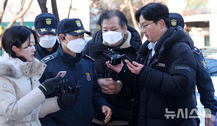 [서울=뉴시스] 김선웅 기자 = 무속인 건진법사로 알려진 전성배 씨가 19일 서울 양천구 서울남부지방법원에서 열린 정치자금법 위반 혐의 영장실질심사(구속 전 피의자심문)에 출석하고 있다.윤석열 대통령 후보 시절 대선 캠프에서 활동한 것으로 알려지고 김건희 여사 운영 코바나컨텐츠 고문 활동 정황이 드러나는 등 윤 대통령 부부의 무속 논란 중심에 섰던 전 씨는 지난 2018년 지방선거를 돕겠다는 명목으로 정치인들에게 불법 정치 자금을 받은 혐의로 17일 검찰에 체포됐다. 2024.12.19. mangusta@newsis.com