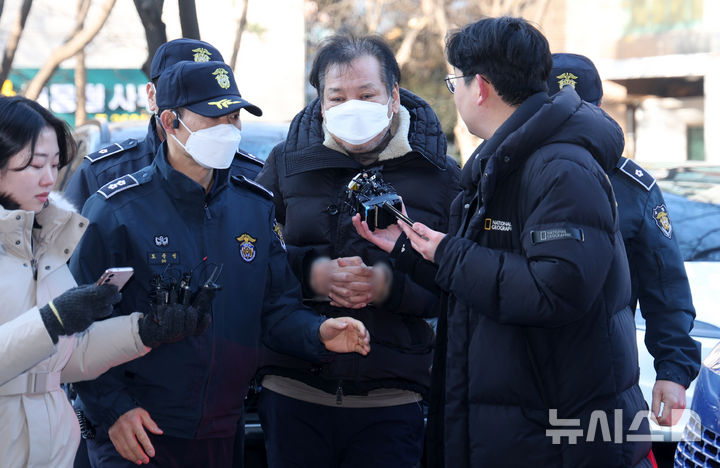 [서울=뉴시스] 김선웅 기자 = 무속인 건진법사로 알려진 전성배 씨가 19일 서울 양천구 서울남부지방법원에서 열린 정치자금법 위반 혐의 영장실질심사(구속 전 피의자심문)에 출석하고 있다.윤석열 대통령 후보 시절 대선 캠프에서 활동한 것으로 알려지고 김건희 여사 운영 코바나컨텐츠 고문 활동 정황이 드러나는 등 윤 대통령 부부의 무속 논란 중심에 섰던 전 씨는 지난 2018년 지방선거를 돕겠다는 명목으로 정치인들에게 불법 정치 자금을 받은 혐의로 17일 검찰에 체포됐다. 2024.12.19. mangusta@newsis.com