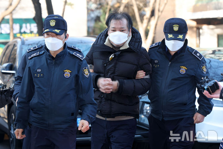 [서울=뉴시스] 김선웅 기자 = 무속인 건진법사로 알려진 전성배 씨가 19일 서울 양천구 서울남부지방법원에서 열린 정치자금법 위반 혐의 영장실질심사(구속 전 피의자심문)에 출석하고 있다.윤석열 대통령 후보 시절 대선 캠프에서 활동한 것으로 알려지고 김건희 여사 운영 코바나컨텐츠 고문 활동 정황이 드러나는 등 윤 대통령 부부의 무속 논란 중심에 섰던 전 씨는 지난 2018년 지방선거를 돕겠다는 명목으로 정치인들에게 불법 정치 자금을 받은 혐의로 17일 검찰에 체포됐다. 2024.12.19. mangusta@newsis.com