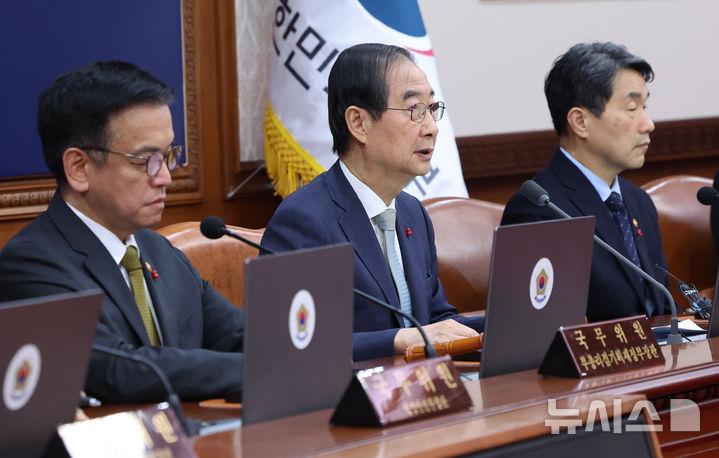 [서울=뉴시스] 조수정 기자 = 한덕수 대통령 권한대행 국무총리가 19일 서울 종로구 정부서울청사에서 열린 임시 국무회의를 주재하며 발언하고 있다. 2024.12.19. chocrystal@newsis.com