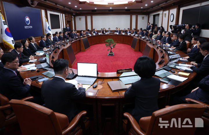 [서울=뉴시스] 조수정 기자 = 한덕수 대통령 권한대행 국무총리가 19일 서울 종로구 정부서울청사에서 열린 임시 국무회의를 주재하며 발언하고 있다. 2024.12.19. chocrystal@newsis.com