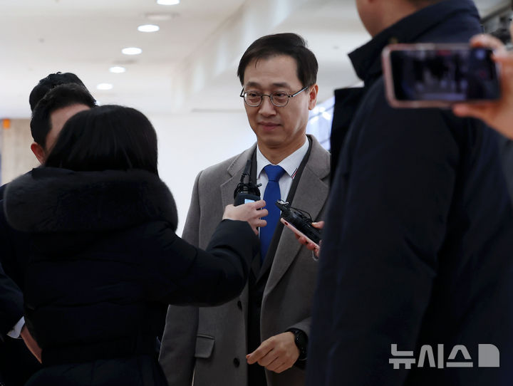 [서울=뉴시스] 홍효식 기자 = 박재현 한미약품 대표이사가 지난 2024년 12월 19일 서울 송파구 교통회관에서 열린 한미약품 임시주주총회에 참석하며 취재진 질문을 듣고 있다. 2024.12.19. yesphoto@newsis.com