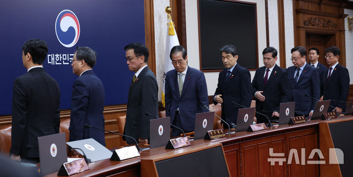 [서울=뉴시스] 조수정 기자 = 한덕수 대통령 권한대행 국무총리가 19일 서울 종로구 정부서울청사에서 열린 임시 국무회의에서 국기에 경례 뒤 착석하고 있다. 2024.12.19. chocrystal@newsis.com