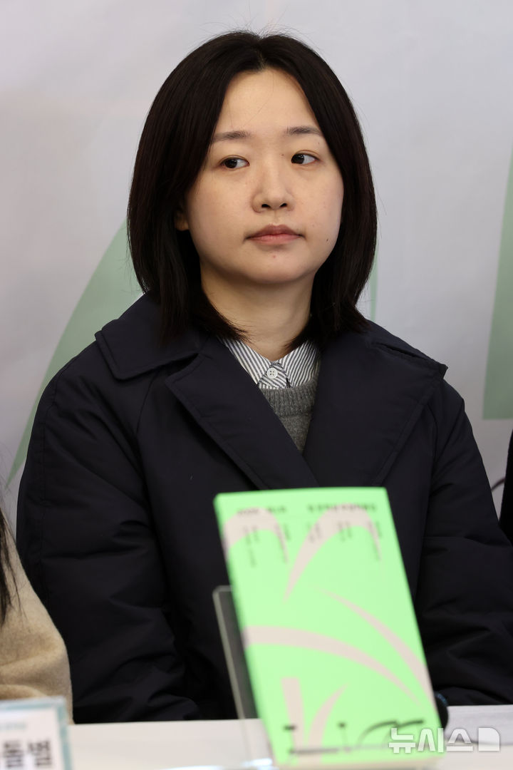 [서울=뉴시스] 박진희 기자 = 열림원 '제1회 림LIM 문학상' 대상작 '눈사람들, 눈사람들'의 작가 성수진이 19일 서울 종로구 한 카페에서 기자간담회를 하고 있다. 대상작은 성수진의 '눈사람들, 눈사람들'이다. 2024.12.19. pak7130@newsis.com