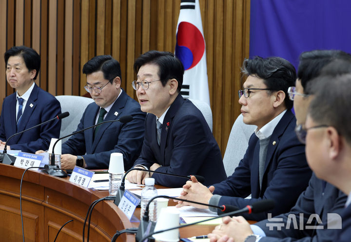 [서울=뉴시스] 고승민 기자 = 이재명 더불어민주당 대표가 19일 서울 여의도 국회에서 열린 민주당 정책 디베이트Ⅱ '행복하고 정의로운 대한민국, 상법 개정 어떻게 할 것인가?' 토론회에서 발언하고 있다. 2024.12.19. kkssmm99@newsis.com