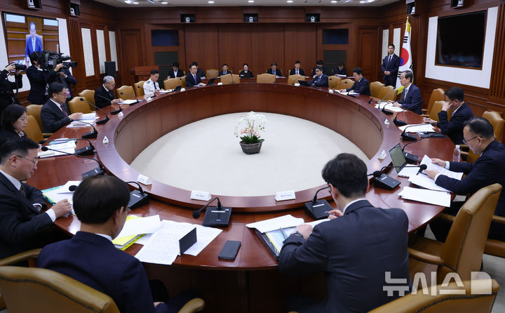 [서울=뉴시스] 조수정 기자 = 한덕수 대통령 권한대행 국무총리가 19일 서울 종로구 정부서울청사에서 열린 국정현안관계장관회의를 주재하고 있다. 2024.12.19. chocrystal@newsis.com