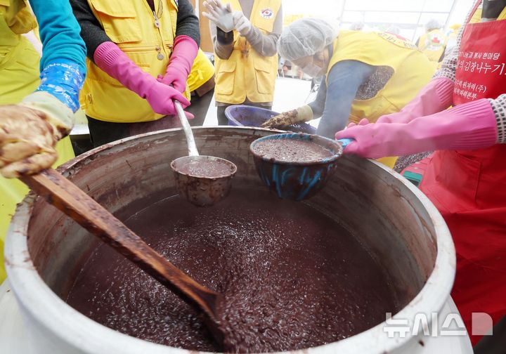 [부산=뉴시스] 하경민 기자 = 절기상 동지를 이틀 앞둔 19일 부산 기장군농업기술센터에서 대한적십자사 봉사회 기장군지구협의회 소속 봉사원들이 동지팥죽을 쑤고 있다. 이 봉사회는 600명분의 동지팥죽을 만들어 지역의 어르신과 소외계층 등에 전달할 예정이다. 2024.12.19. yulnetphoto@newsis.com