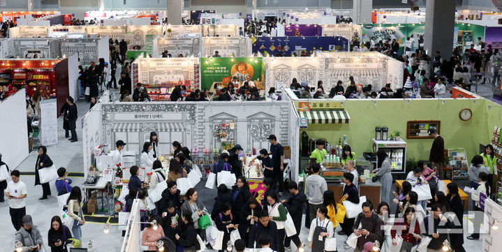 [서울=뉴시스] 김선웅 기자 = 19일 서울 강서구 코엑스마곡 르웨스트에서 열린 컬리 푸드페스타 2024 방문객들이 다양한 F&B 브랜드 부스를 관람하고 있다. 2024.12.19. mangusta@newsis.com