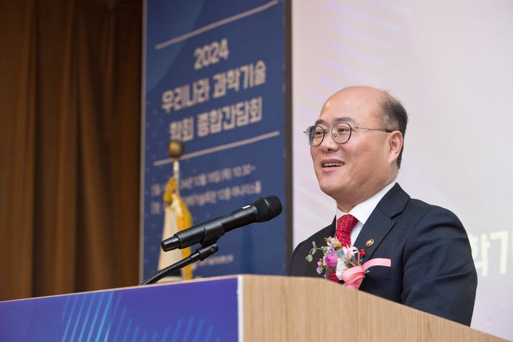 [서울=뉴시스] 이창윤 과학기술정보통신부 제1차관이 19일 서울 강남구 한국과학기술회관에서 열린 '2024 우리나라 과학기술 학회 종합간담회' 에서 인사말을 하고 있다. (사진=과학기술정보통신부 제공) 2024.12.19. photo@newsis.com *재판매 및 DB 금지