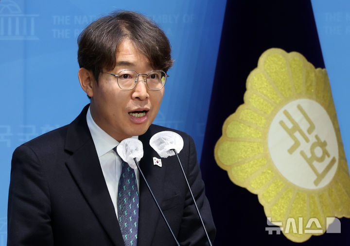 [서울=뉴시스] 조성우 기자 = 최기상(더불어민주당) 윤석열 탄핵소추위원단 간사 겸 대변인이 19일 오후 서울 여의도 국회 소통관에서 윤 대통령 탄핵심판 사건 국회소추위원 정청래 법사위원장의 대리인 명단을 발표하고 있다. 2024.12.19. xconfind@newsis.com