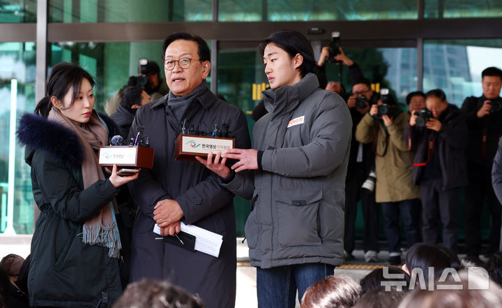 [서울=뉴시스] 전신 기자 = 윤석열 대통령 측 변호인단 구성에 관여하는 석동현 변호사가 19일 서울 서초구 서울고등검찰청 앞에서 기자회견을 열고 취재진의 질문에 답변하고 있다. 2024.12.19. photo1006@newsis.com