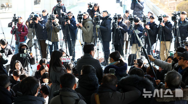 [서울=뉴시스] 전신 기자 = 윤석열 대통령 측 변호인단 구성에 관여하는 석동현 변호사가 19일 서울 서초구 서울고등검찰청 앞에서 기자회견을 열고 취재진의 질문에 답변하고 있다. 2024.12.19. photo1006@newsis.com