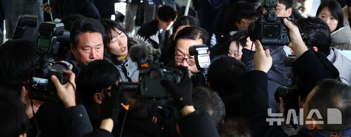 [서울=뉴시스] 전신 기자 = 윤석열 대통령 측 변호인단 구성에 관여하는 석동현 변호사가 19일 서울 서초구 서울고등검찰청 앞에서 기자회견을 마친 뒤 이동하고 있다. 2024.12.19. photo1006@newsis.com