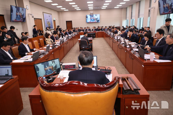 [서울=뉴시스] 권창회 기자 = 19일 오후 서울 여의도 국회에서 열린 산업통상자원중소벤처기업위원회 전체회의에서 이철규 위원장이 발언하고 있다. 2024.12.19. kch0523@newsis.com