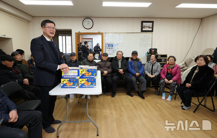 [서울=뉴시스] 황준선 기자 = 이기일 보건복지부 1차관이 지난달 19일 오후 동절기 한파 대비 서울 용산구 양짓말 경로당을 방문해 어르신들과 대화를 나누고 있는 모습. 2024.12.19. hwang@newsis.com