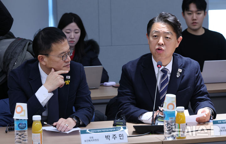 [서울=뉴시스] 김금보 기자 = 국회 김영호 교육위원장이 19일 오후 서울 용산구 대한의사협회에서 열린 '국회-대한의사협회·대한전공의협의회 간담회'에서 발언을 하고 있다. 간담회에는 국회 김영호 교육위원장, 박주민 보건복지위원장, 박형욱 대한의사협회 비상대책위원장, 박단 대한전공의협의회 비상대책위원장이 참석했다. 2024.12.19. kgb@newsis.com