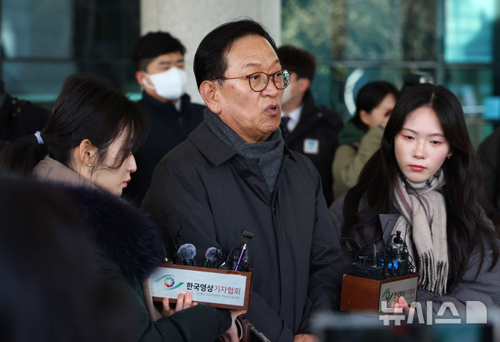 [서울=뉴시스] 전신 기자 = 윤석열 대통령 측 변호인단 구성에 관여하는 석동현 변호사가 19일 서울 서초구 서울고등검찰청 앞에서 기자회견을 열고 취재진 질문에 답변하고 있다. 2024.12.19. photo1006@newsis.com