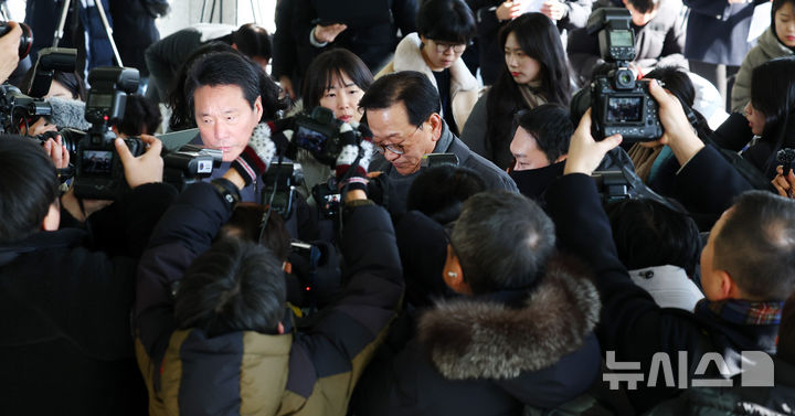 [서울=뉴시스] 전신 기자 = 윤석열 대통령 측 변호인단 구성에 관여하는 석동현 변호사가 19일 서울 서초구 서울고등검찰청 앞에서 기자회견을 마친 뒤 이동하고 있다. 2024.12.19. photo1006@newsis.com