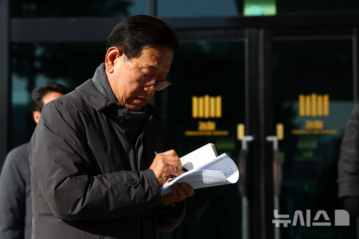 [서울=뉴시스] 전신 기자 = 윤석열 대통령 측 변호인단 구성에 관여하는 석동현 변호사가 19일 서울 서초구 서울고등검찰청 앞에서 기자회견 전 메모장을 살펴보고 있다. 2024.12.19. photo1006@newsis.com